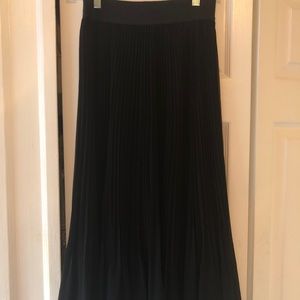 NWOT Aritzia ‘Wilfred’ Twirl MIDI Skirt - black S